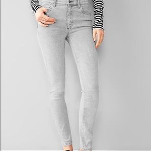 gray GAP skinny jeans